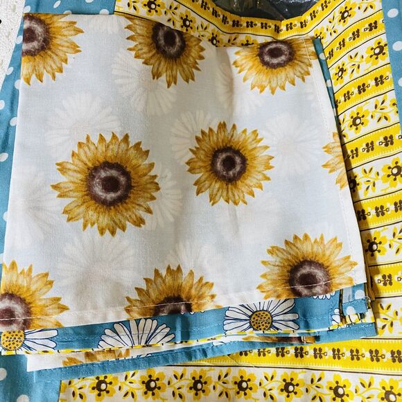 Matilda Jane Table Runner and Cloth Napkins - Picture 5 of 6